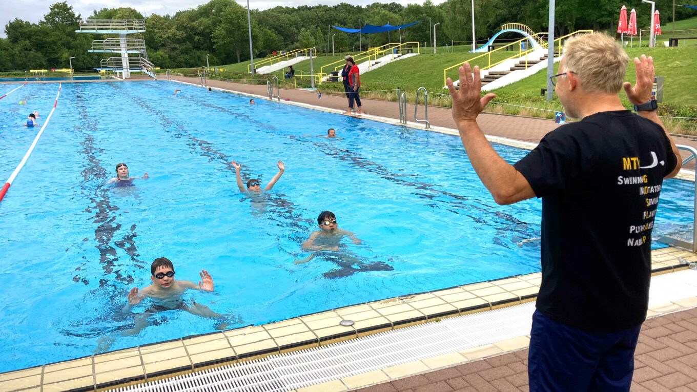 Im Freibad: Training der Breitensportgruppe von Thomas Krutmann